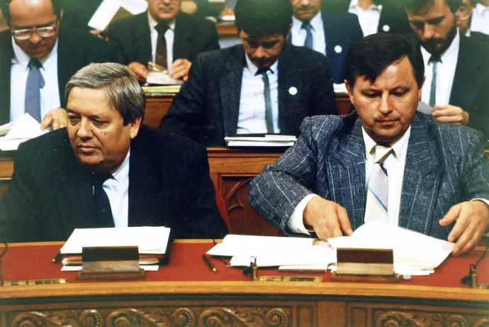 Pozsgay Imre és Németh Miklós az első szabadon választott parlament alakuló ülésén, 1990. május 2-án – Fotó: Glósz András / Fortepan