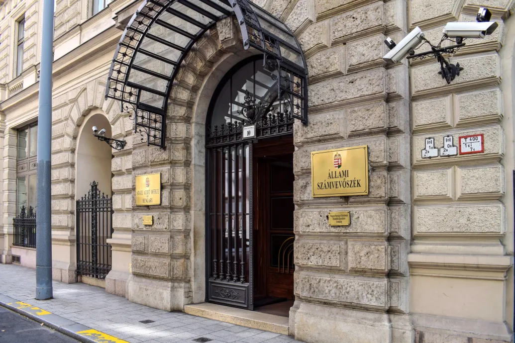 Az ügyészség nyomozói az MNB-ügyben foglaltak le iratokat az Állami Számvevőszéknél