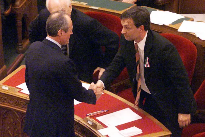 Az új Országgyűlés alakuló ülésén Orbán Viktor ügyvezető miniszterelnök (j) kezet fog Medgyessy Péter kijelölt miniszterelnökkel 2002. május 15-én. Mellettük Mádl Ferenc köztársasági elnök – Fotó: MTI