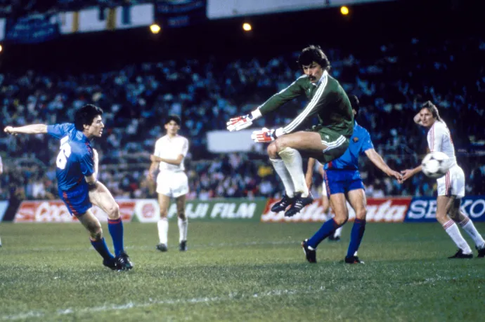 Helmut Duckadam a levegőben, miközben a Barcelona játékosa, Pichi Alonso kapura lő az 1986-os BL-döntőn – Fotó: David Cannon / Getty Images