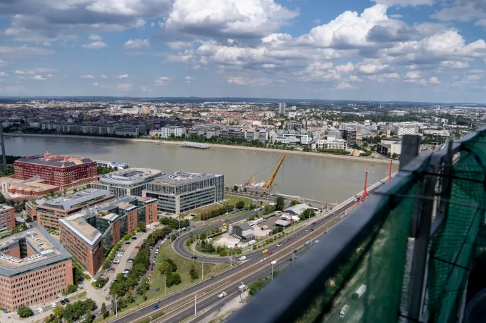 Az Infopark és a Szerémi út látképe az épülő MOL-toronyból fotózva 2021. augusztus 3-án – Fotó: Szilli Tamás / Telex