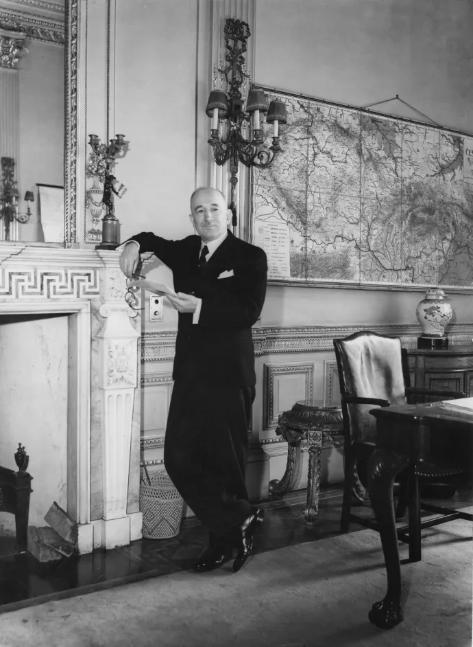 Edvard Beneš otthonában, a háttérben Csehszlovákia térképe – Fotó: Davies / Keystone / Hulton Archive / Getty Images
