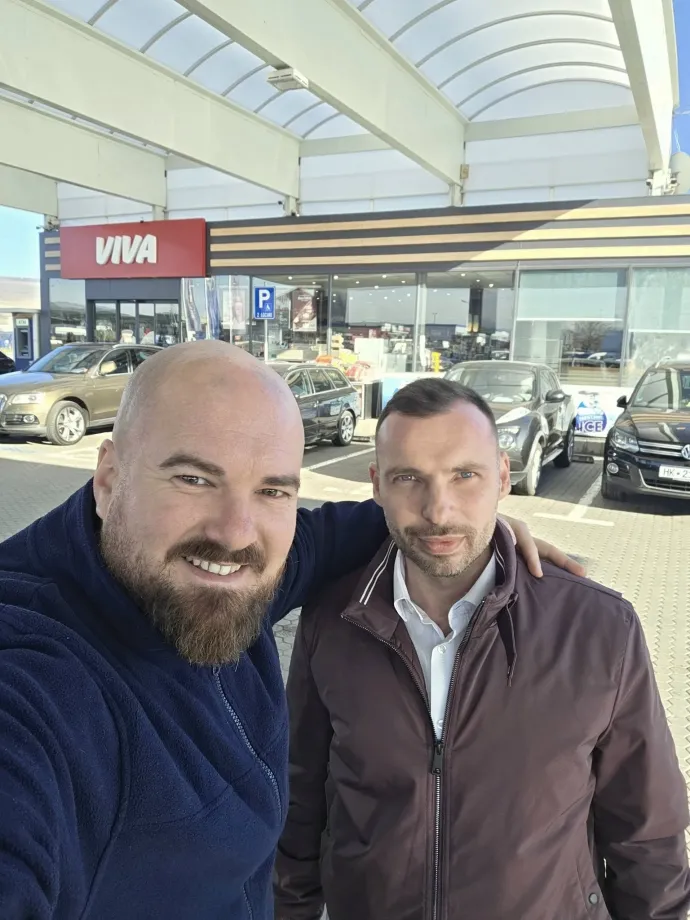 Veres Zsolt fotózkodik Udvarhelyszék vezető politikusaival, Bíró Barna Botond megyei elnökkel és Kakassy Norbert, az udvarhelyi RMDSZ ügyvezető elnökével – Fotók: Veres Zsolt Facebook