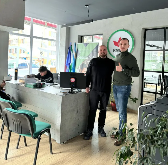 Veres Zsolt fotózkodik Udvarhelyszék vezető politikusaival, Bíró Barna Botond megyei elnökkel és Kakassy Norbert, az udvarhelyi RMDSZ ügyvezető elnökével – Fotók: Veres Zsolt Facebook