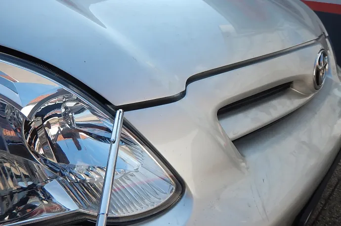 Sérülésre utaló nyomok egy Toyota Corollán – Fotó: Fáber Tamás