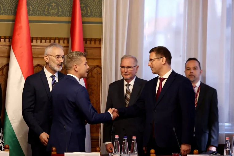 Szimbolikus gesztusokkal kezdett Magyar Péter, az igazi kihívások azonban csak most jönnek