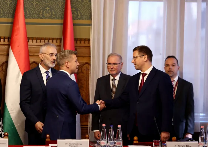 Magyar Péter a Tisza párt delegációjának vezetője kezet fog a Fidesz delegációjának vezetőjével, Gulyás Gergellyel az Országgyűlés alakuló ülését előkészítő tárgyalás előtt 2026. 04. 17-én – Fotó: Szabó Bernadett / Reuters