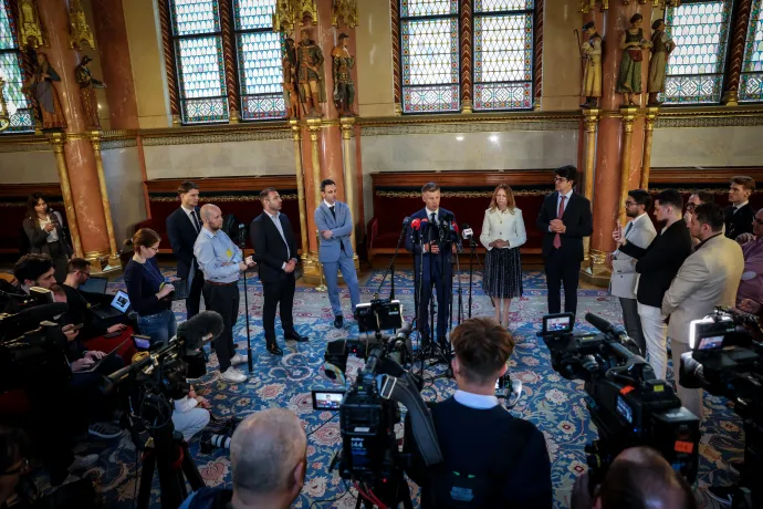 Magyar Péter nyilatkozik a sajtó munkatársainak az Országgyűlés alakuló ülését előkészítő tárgyalások első napján – Fotó: Huszti István / Telex
