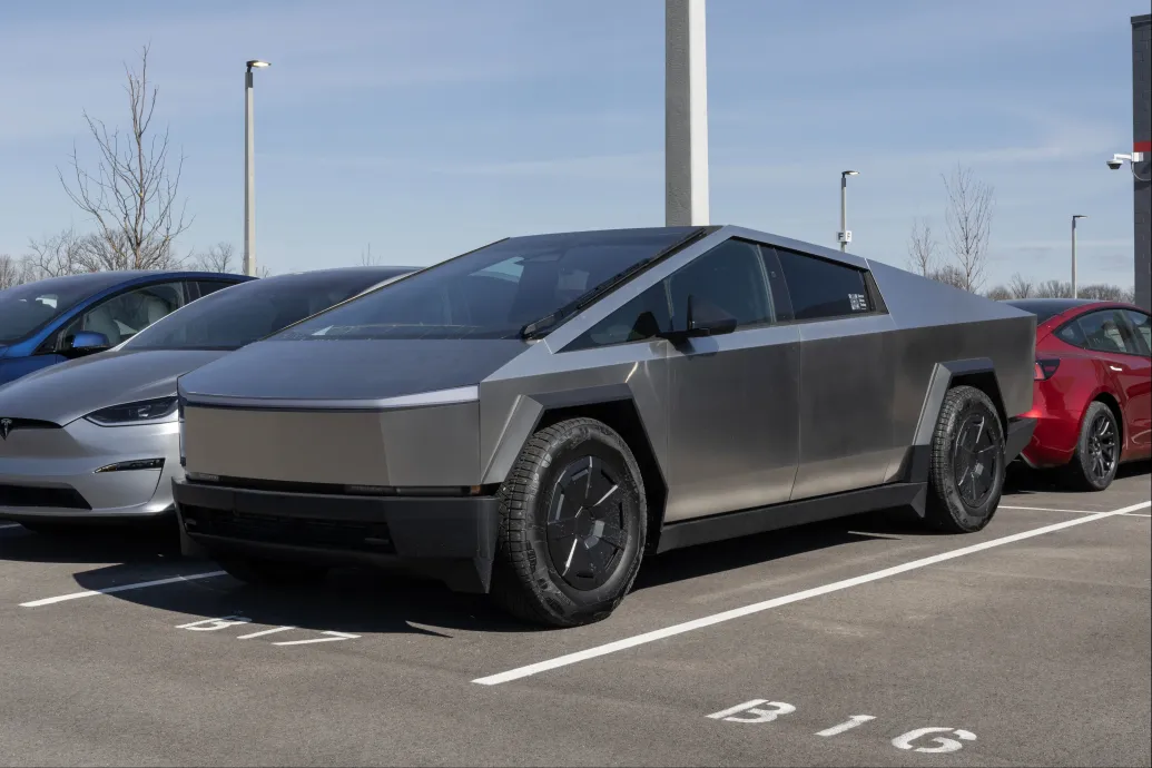 A Tesla visszahívta az egyik Cybertruck modelljét, mert kieshetnek a kerekeik