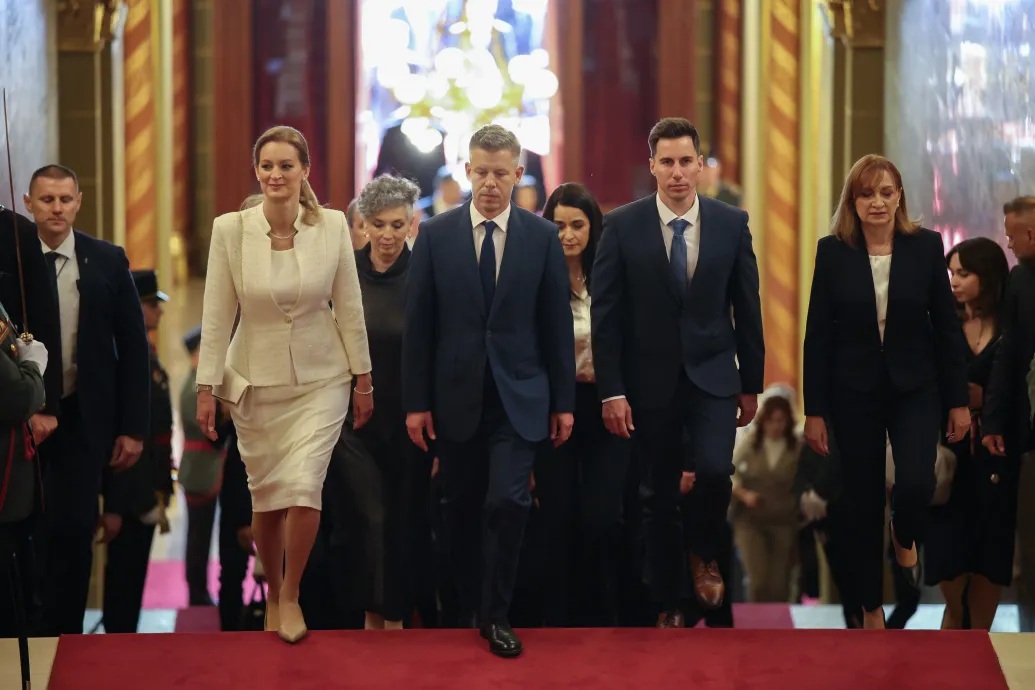 Üdvrivalgás fogadta a Kossuth téren Magyar Pétert, kis bakival indult a parlament alakuló ülése