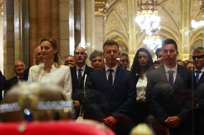 Magyar Péterék megálltak egy pillanatra a Szent Korona közelében – Fotó: Szabó Bernadett / Reuters