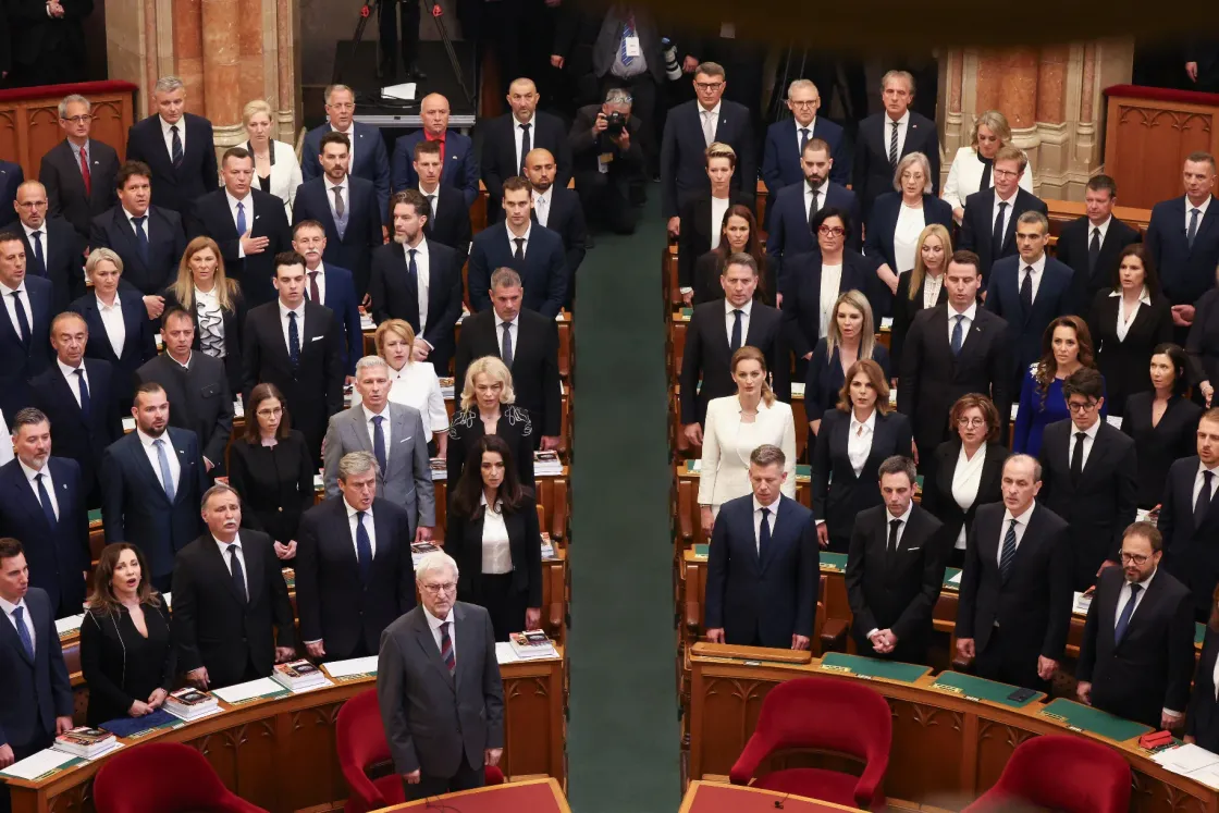 Üdvrivalgás fogadta a Kossuth téren Magyar Pétert, kis bakival indult a parlament alakuló ülése
