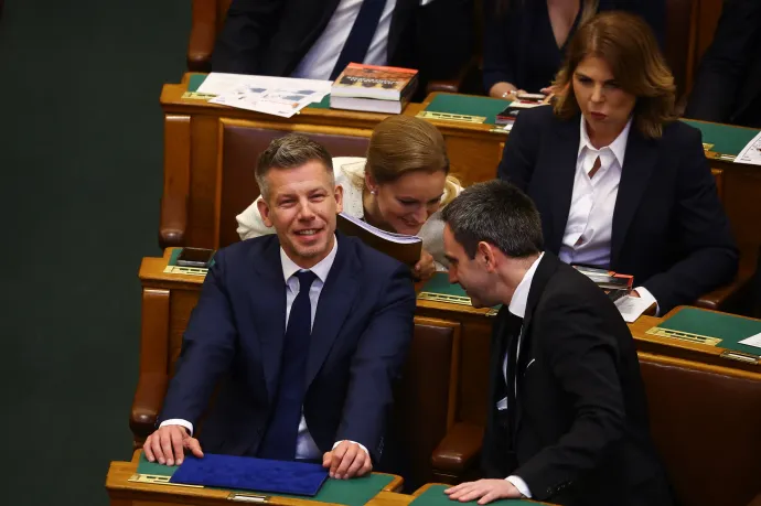 Magyar Péter miniszterelnök-jelölt és Melléthei-Barna Márton, aki nem lesz miniszter, de képviselőként a parlamentben a helye – Fotó: Szabó Bernadett / Reuters