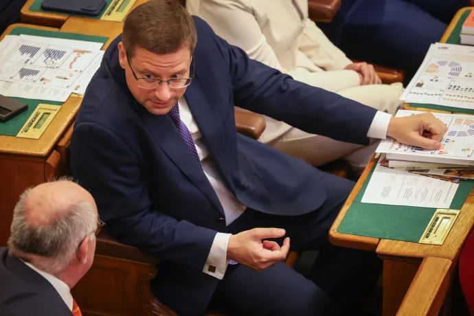 Gulyás Gergely az ülésteremben – Fotó: Bődey János / Telex