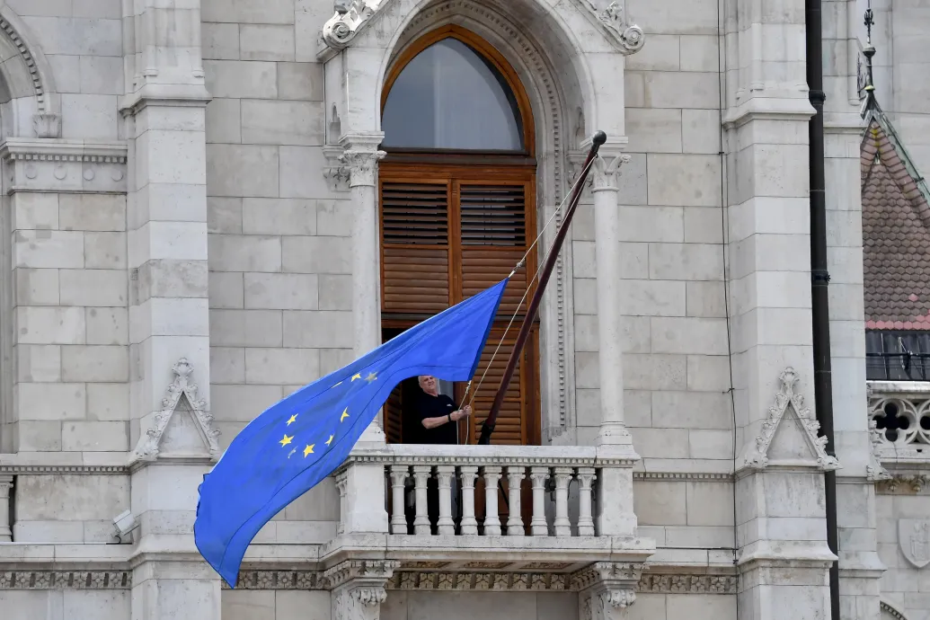 12 év után újra látni: már kint lobog az Európai Unió zászlaja a Parlament épületén