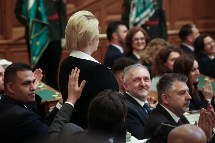 Ágh Péter a Fideszes padsorokban és Strompová VIktória, ahogy megtapsolják a tiszás képviselők – Fotó: Bődey János / Telex
