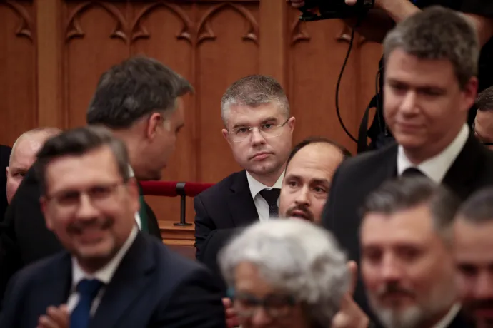 Ágh Péter a Fideszes padsorokban és Strompová VIktória, ahogy megtapsolják a tiszás képviselők – Fotó: Bődey János / Telex