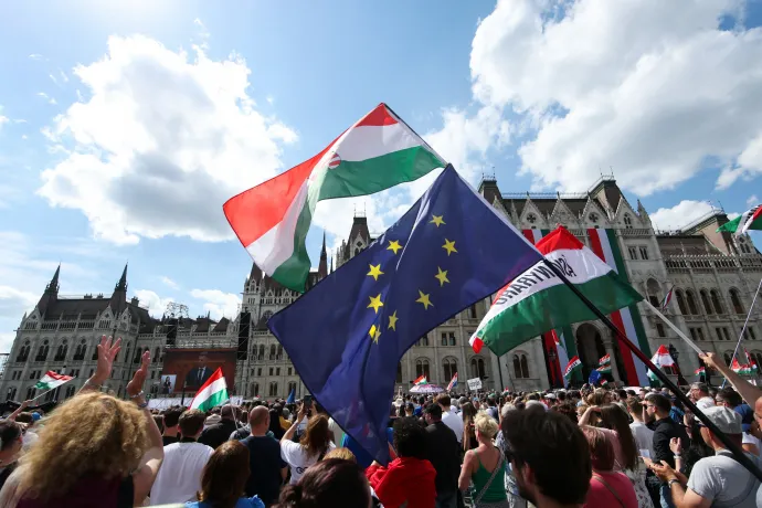Az ünneplő tömeg a Kossuth téren Magyar Péter beszédét hallgatja -Fotó: Leonhard Foeger / Reuters