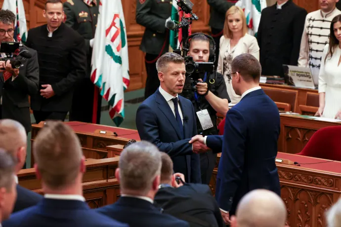 Magyar Péter és Gulyás Gergely az alakuló ülésen – Fotó: Bődey János / Telex