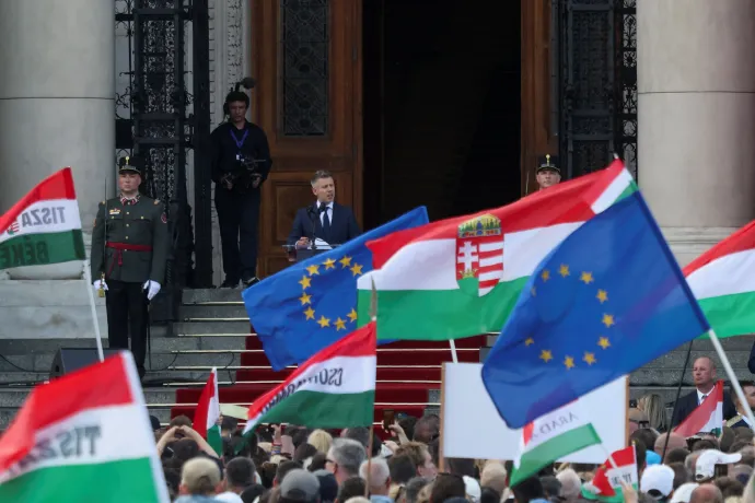 Magyar Péter a Kossuth téren összegyűlt tömeg előtt mond beszédet – Fotó: Leonhard Foeger / Reuters