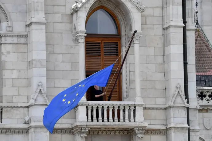 EU flag displayed on building of Hungarian Parliament again
