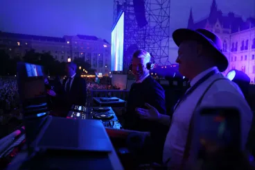 Videón, ahogy Magyar Péter beállt DJ-zni