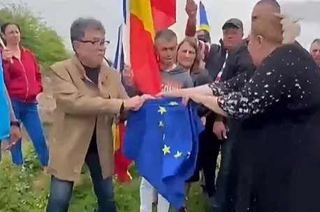 Diana Șoșoacă széttépett egy EU-s zászlót