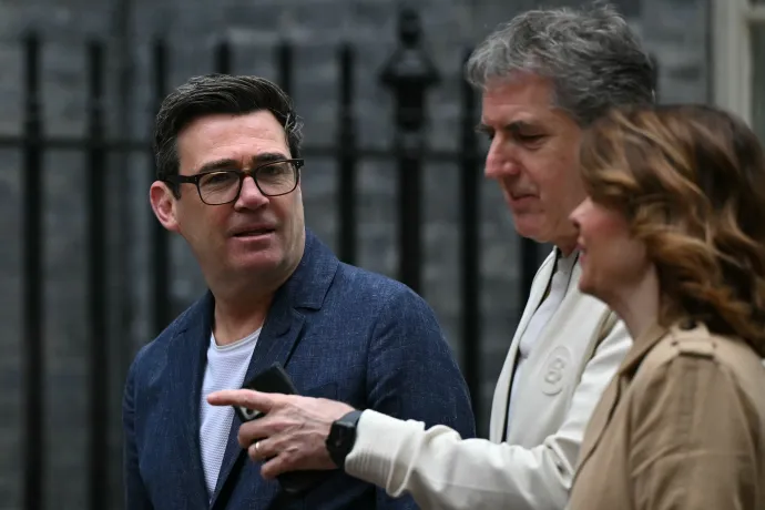 Andy Burnham manchesteri polgármester (bal oldalt) érkezik a brit miniszterelnöki hivatalba 2026. március 31-én – Fotó: Justin Tallis / Pool / AFP
