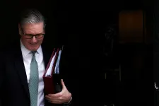 Óriási pofont kapott a Munkáspárt, a brit kormányfő kézzel-lábbal kapaszkodik a székébe