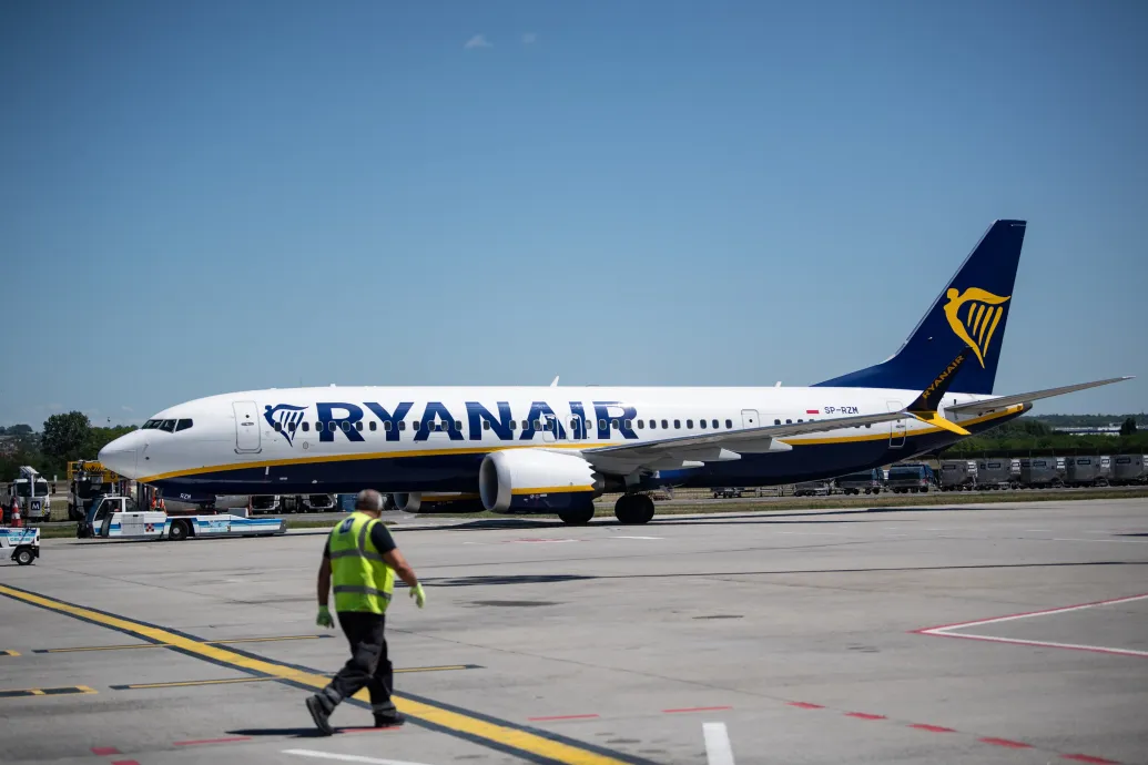 A RyanAir 400 ferihegyi dolgozója várja, hogy megkapják a fizetésüket