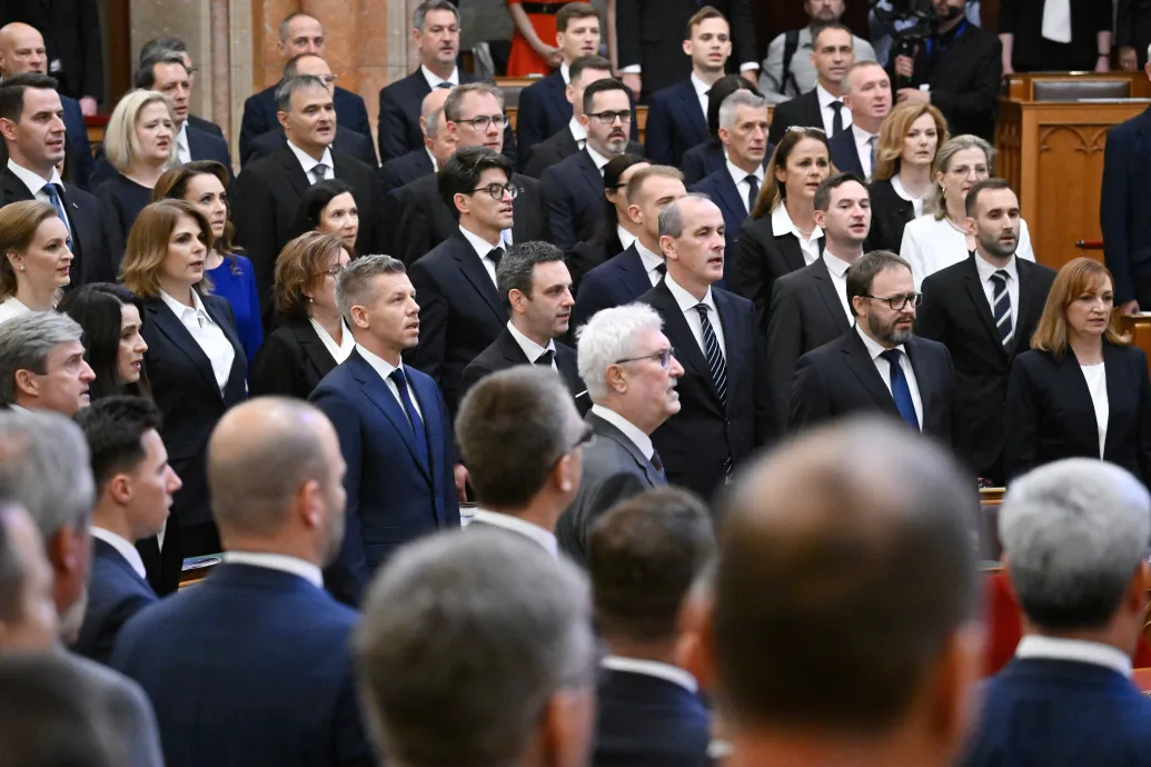 Érkeznek a jelöltek, kezdődik a Tisza-kormány leendő minisztereinek bizottsági meghallgatása