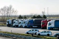 Két román férfi rendőrnek kiadva magát vette el egy külföldi kamionsofőr pénzét Lajosmizsén