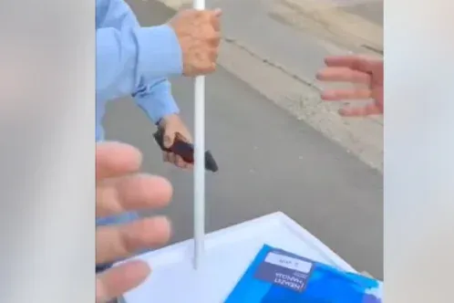 Vádat emeltek a férfi ellen, aki még márciusban rugdosta tiszás aktivisták pultját