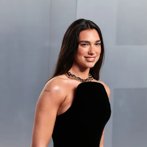 Dua Lipa beperelte a Samsungot, miután az engedélye nélkül adtak el tévéket az arcával