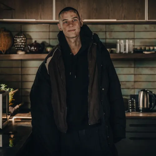 Pogány Induló színészként debütál A besúgó alkotójának filmjében