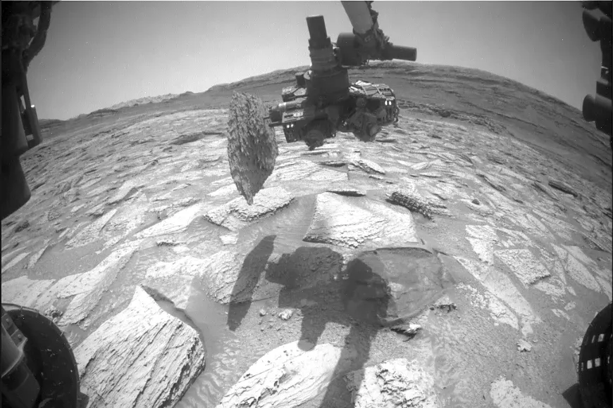 A Curiosity marsjáró véletlenül kitört egy darabot a Marsból, napokba telt, mire megszabadult tőle