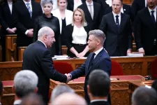 Magyar Péter a Facebookon kérdezi a követőit Sulyok Tamás lemondásáról