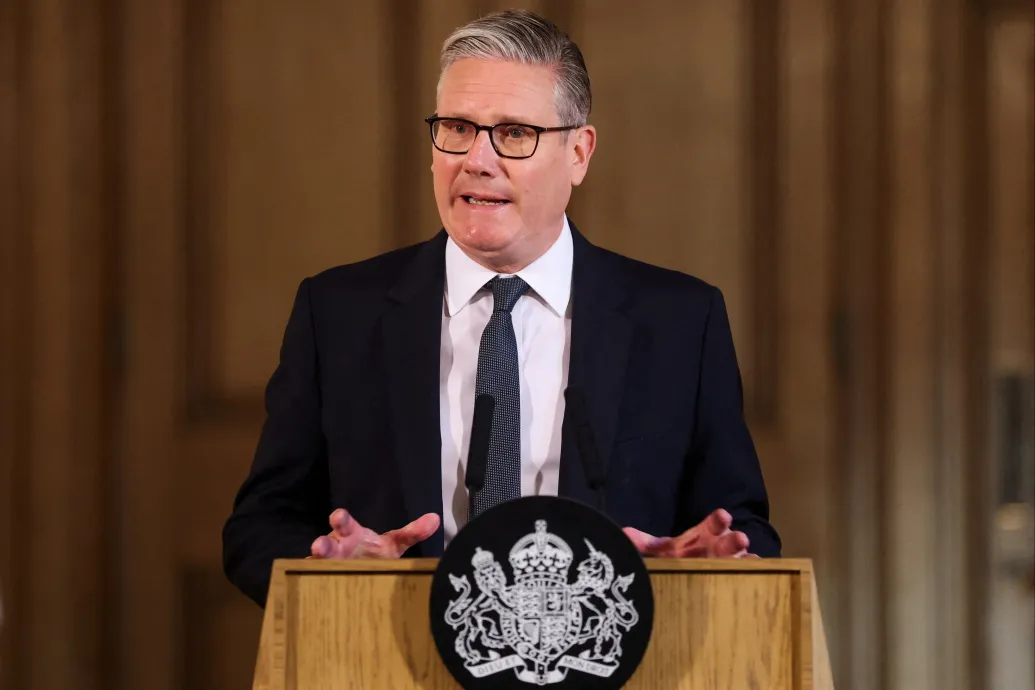 A Munkáspárt hatalmas veresége ellenére sem mond le a brit miniszterelnök
