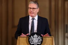 A Munkáspárt hatalmas veresége ellenére sem mond le a brit miniszterelnök