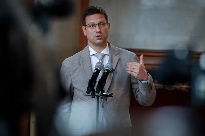 Gulyás Gergely demokráciáról és diktatúráról elmélkedve reagált az állami hivatalok vezetőinek címzett lemondási felszólításokra