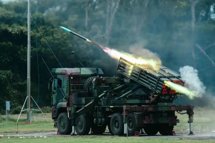 A tajvani hadsereg egy amerikai gyártmányú HIMARS rakétarendszert tesztel a hadrendbe állítás előtt, 2025. május 12-én – Forrás: Tajvani hadsereg / Anadolu / Getty Images