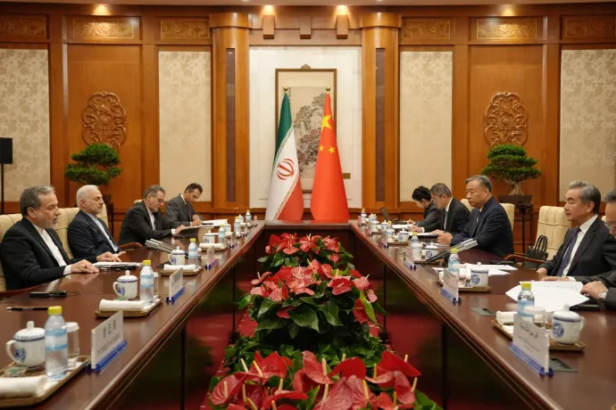 Abbász Aragcsi iráni és Vang Ji kínai külügyminiszter találkozója Pekingben, 2026. május 6-án – Forrás: Iráni Külügyminisztérium / Anadolu / Getty Images