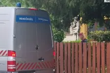Videón, ahogy kikísérik a rendőrök Bóna Zoltán volt fideszes országgyűlési képviselőt