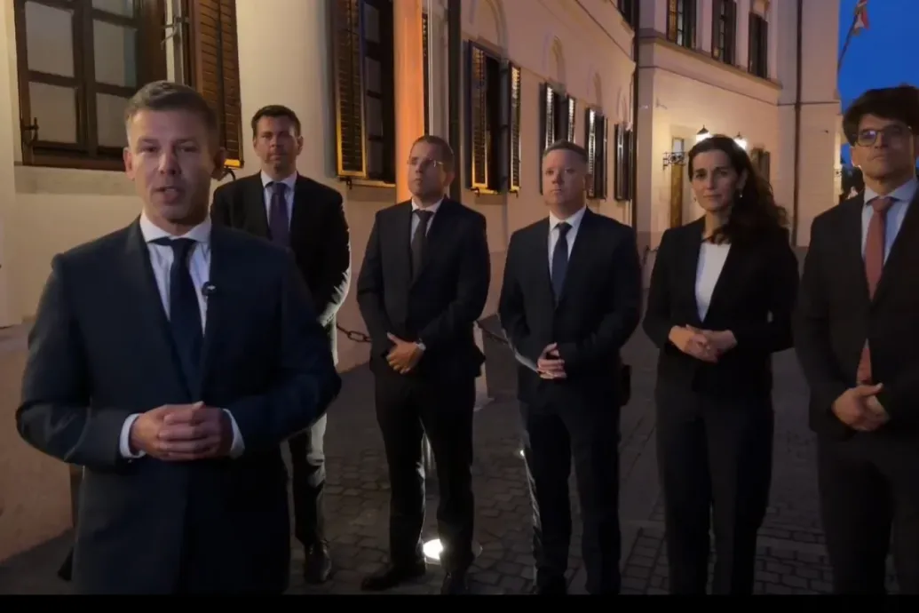 Magyar Péter a Karmelitából élőzik hétfőn este, csak az őrség van az épületben