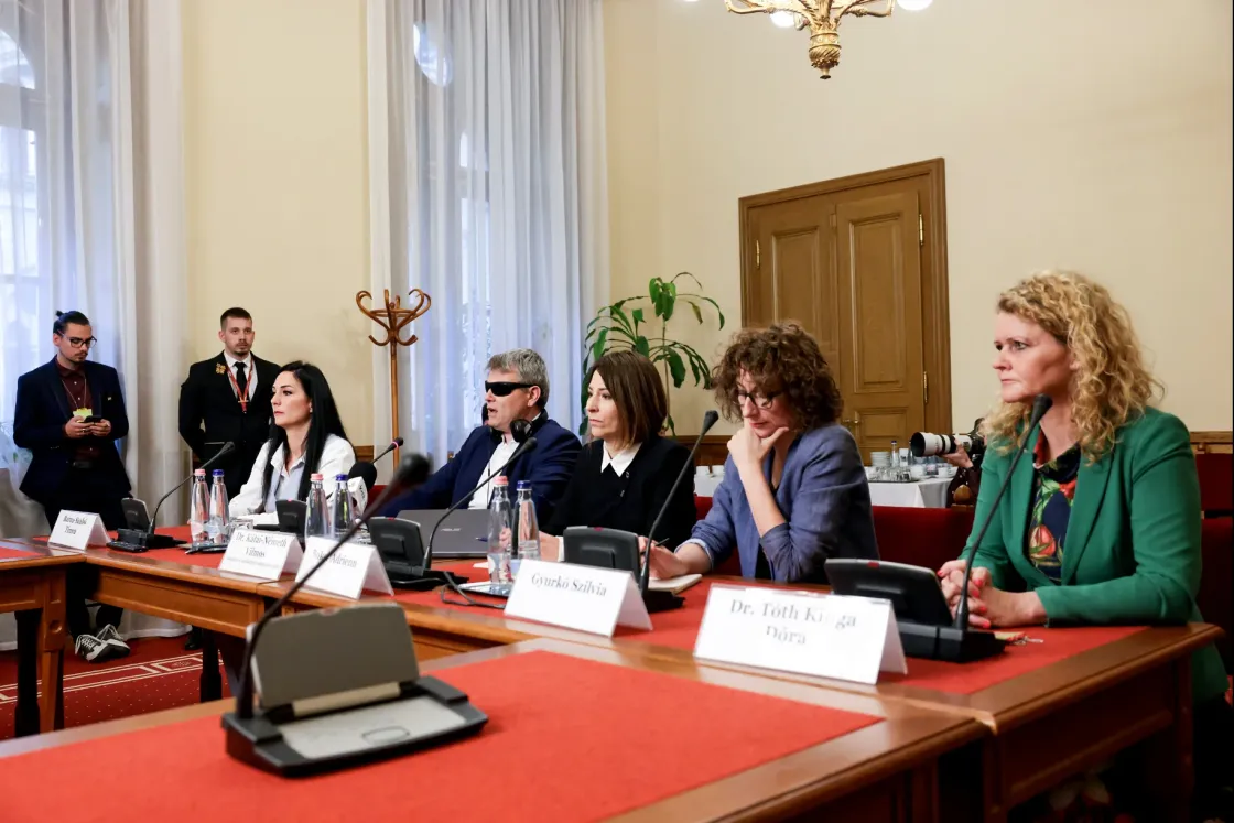 Kátai-Németh a fideszes képviselőknek: Soha senki nem műtött át gyereket, melegshow sem volt az iskolákban