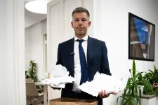 Videón mutatja be Magyar Péter Rogán minisztériumát: Ha valaki ezeket az épületeket látja, akkor azt hiszi, hogy Svájcban élünk