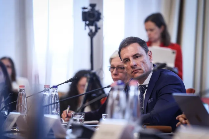Tuzson Bence a meghallgatáson – Fotó: Huszti István / Telex