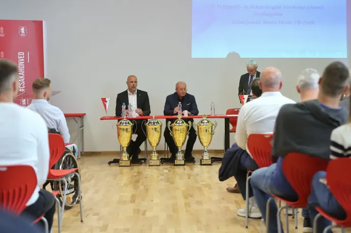 Gergely István és Simicskó István a Budapesti Honvéd küldöttgyűlésén, 2025. május 29-én – Fotó: Budapesti Honvéd Sportegyesület / Facebook