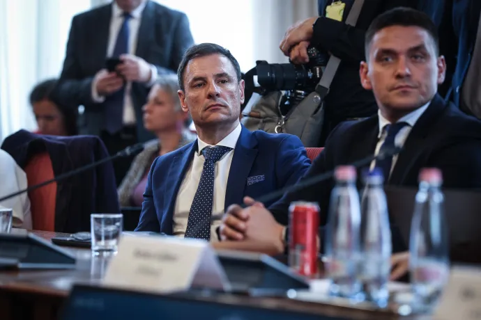 Tuzson Bence a meghallgatáson – Fotó: Huszti István / Telex