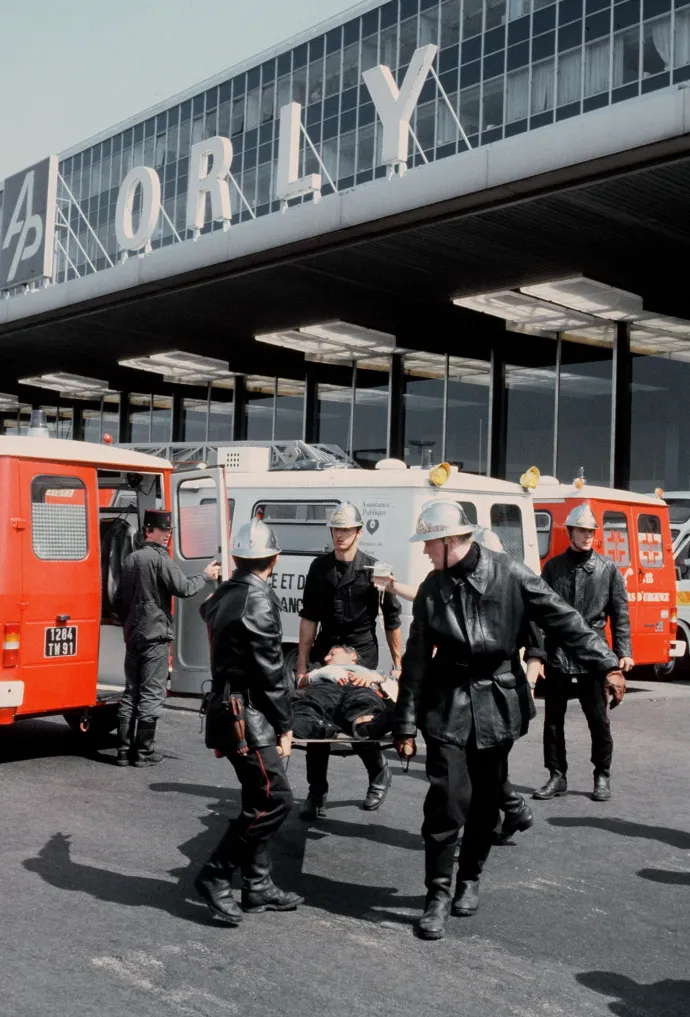 Tűzoltók egy sérültet mentenek ki az Orly repülőtér épületéből, ahol 1983. július 15-én robbantásos merénylet történt – Fotó: Dominique Faget / AFP
